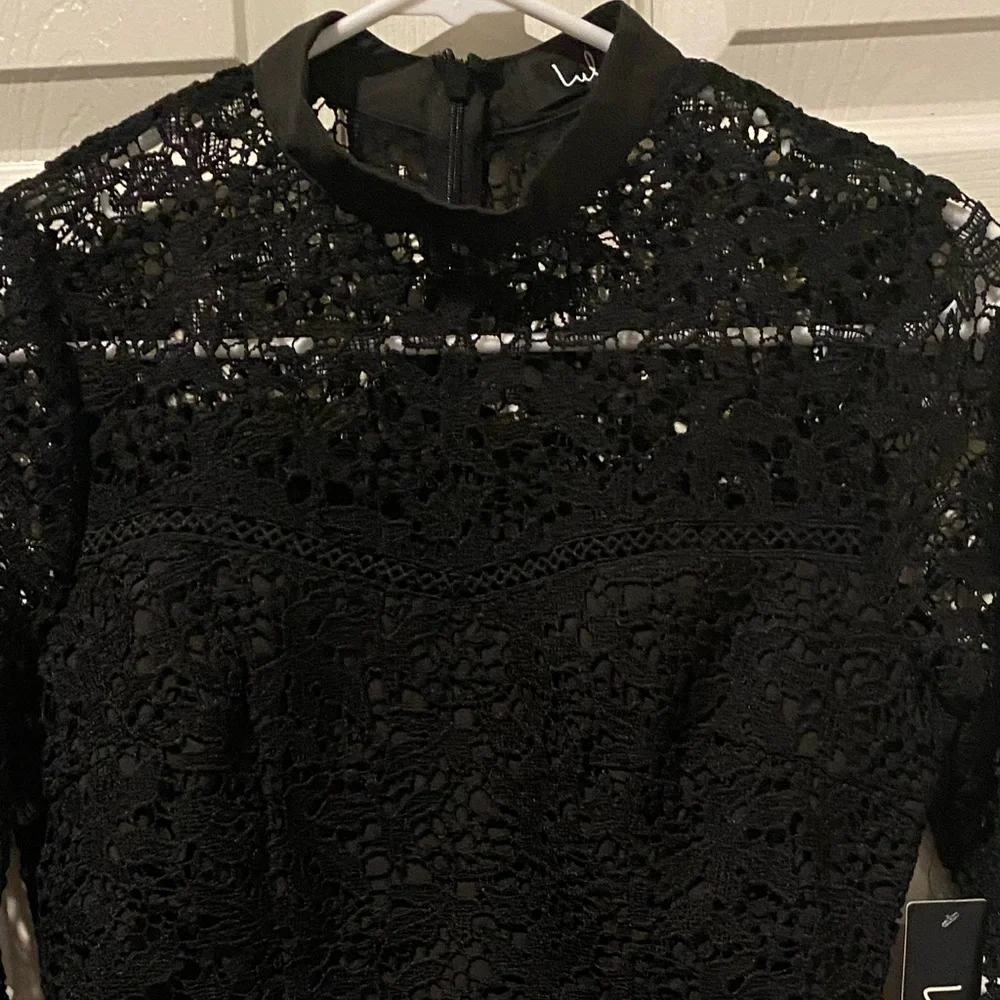 LOVELY LACE TOP   NWT